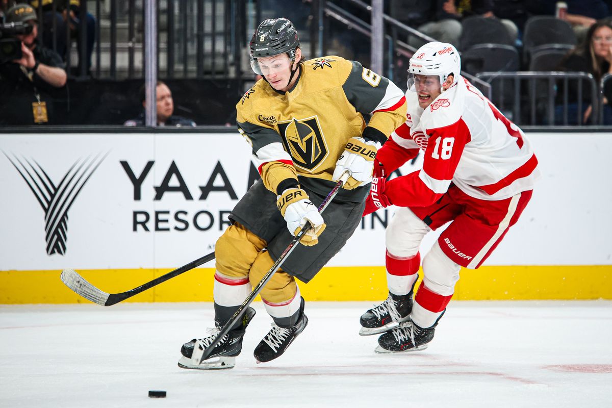 Vegas Golden Knights D Kaedan Korczak (6) Flates y el Puck son defendidos por Detw ComP (18) durante el juego el martes 4 de 2025, en Las Vegas, Nevada. 