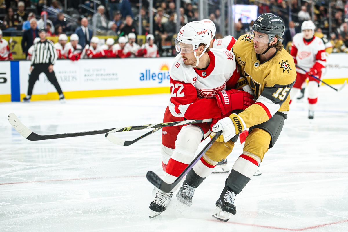 Vegas Golden Knights D Noah Hanifin (15) defiende Detroit Wings C Moson Appleton (22) durante un juego de la NHL Appleton (22) durante un juego de la NHL el martes 4 de 2025 en Las Vegas, Nevada. 