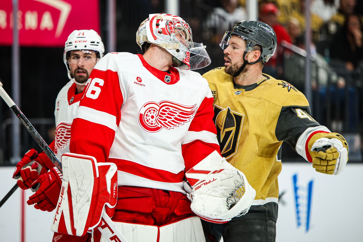 Detroit Red Wings G John Gibson (36) habla con Vegas Golden Knights F Amas Hertl (48) después de su recuperación durante la temporada el martes 4 de 2025 en Las Vegas, Nevada. 
