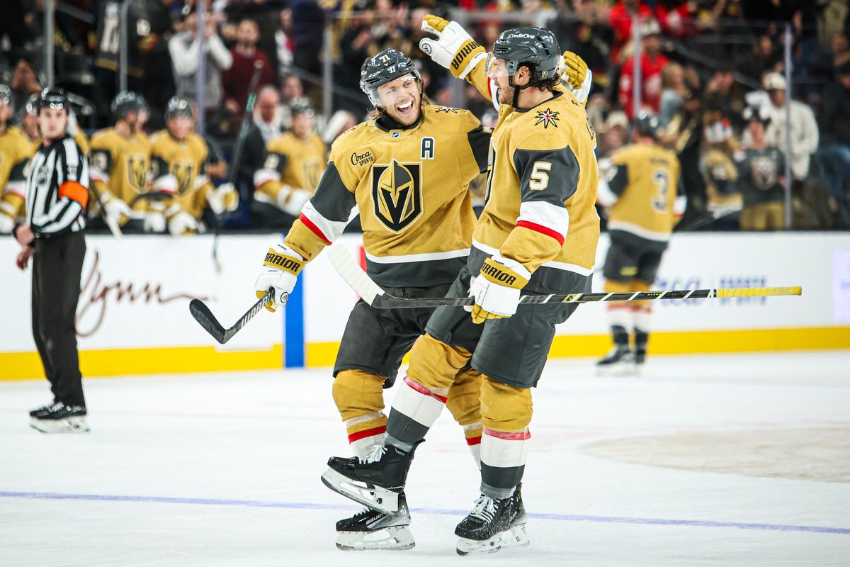 Vegas Golden Knights F William Karlson (71) y Vegas Golden Knights D Jeremy Sourzon (5) después de un gol de la NHL el martes 4 de 2025, en Las Vegas, Nevada. 