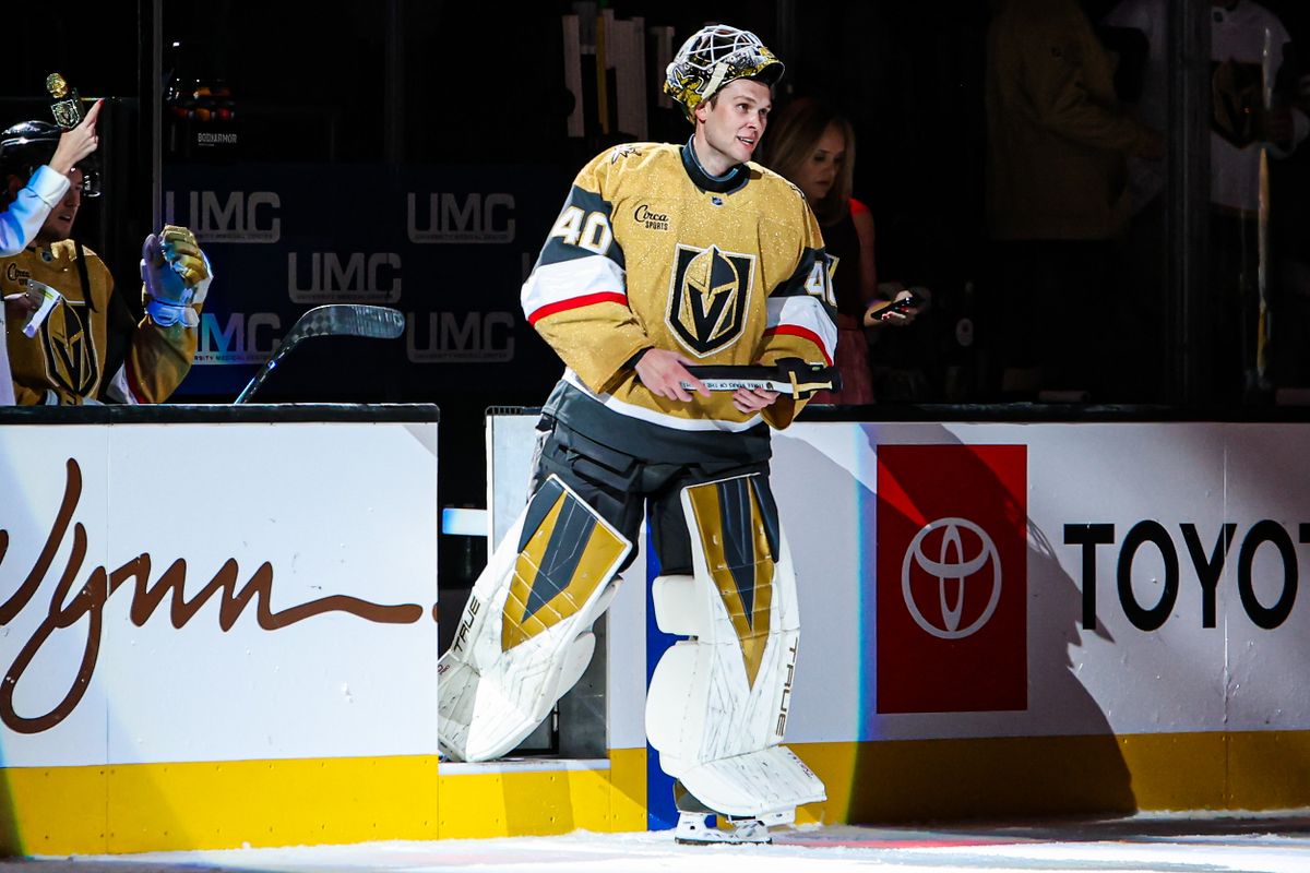 Vegas Golden Knights g Akira Schmid (40) obtiene la primera estrella del juego después de detener a los Red Wings el martes 4 de 2025 en Las Vegas, Nevada. 
