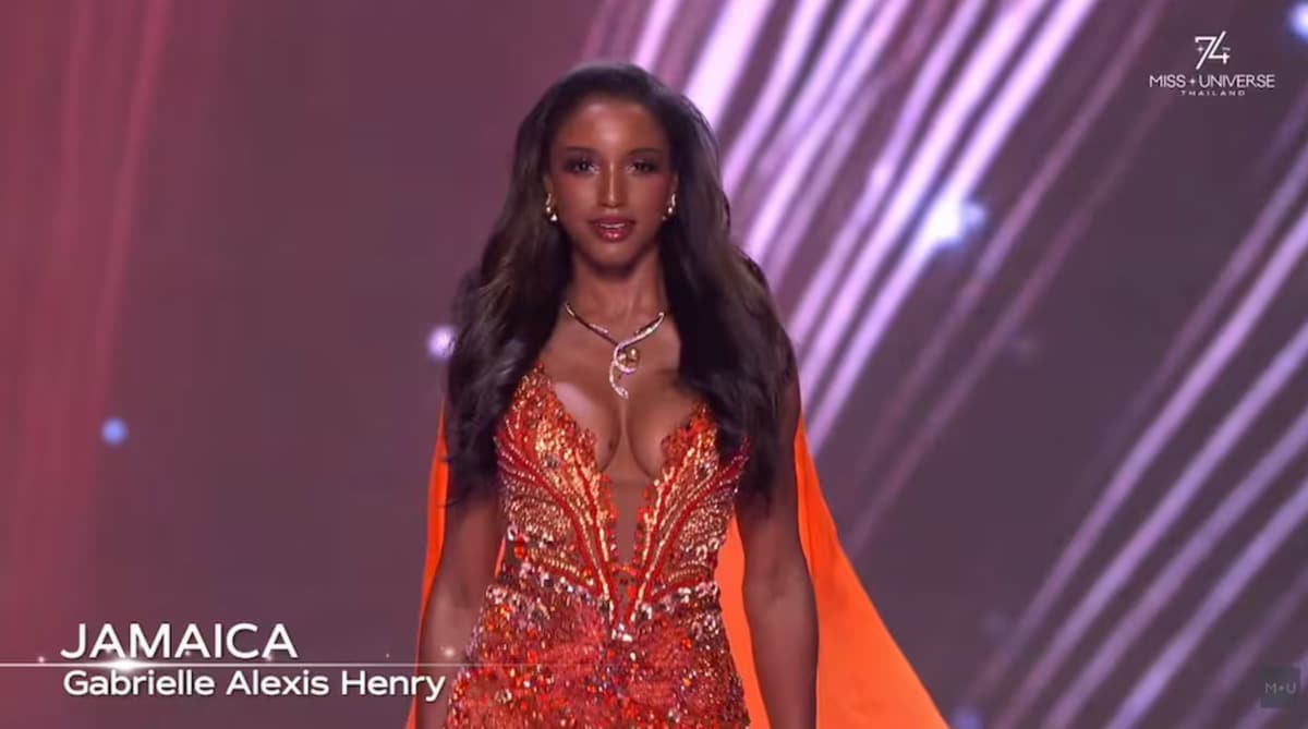Durante este incidente, Miss Jamaica lució un collar largo de color naranja con adornos naranjas y muy altos.