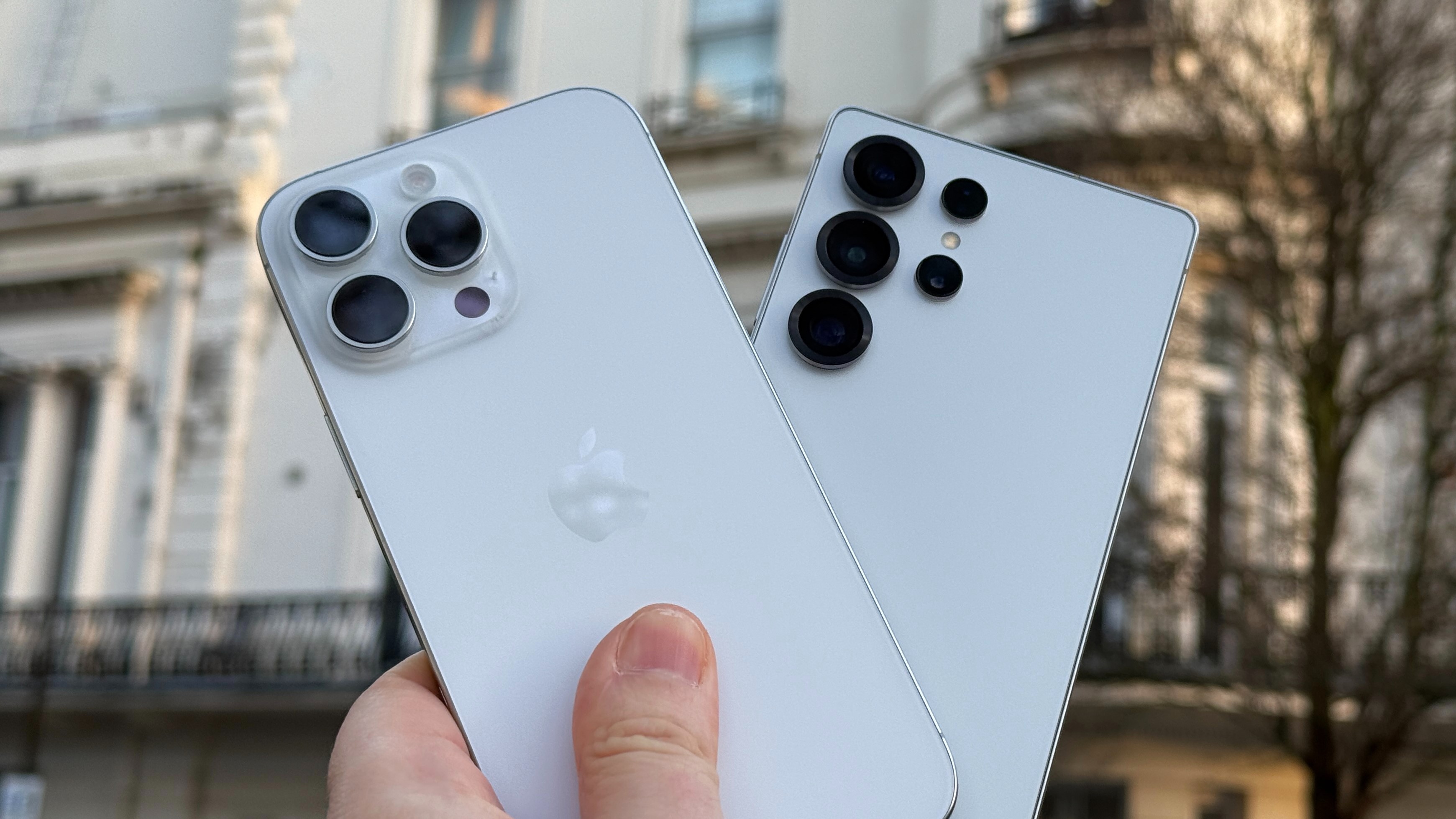iPhone 16 Pro Max y Samsung Galaxy S25 Ultra