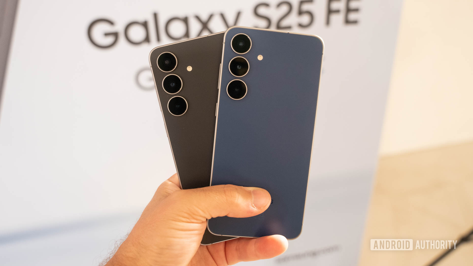 Samsung Galaxy S25 FE en Jetblack y Navy convivieron en manos de la gente