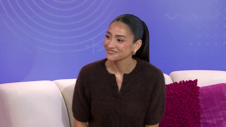 Shay Mitchell respondió a las críticas de que los niños son demasiado pequeños para su línea de máscaras para niños de 3 años.