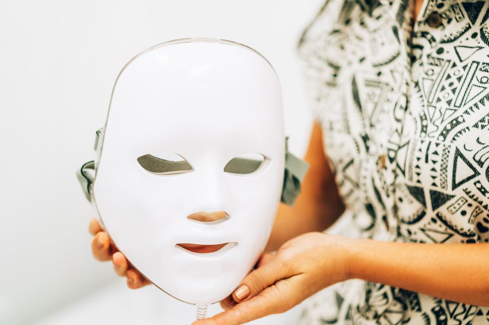 Mujer sosteniendo mascarilla para el cuidado de la piel