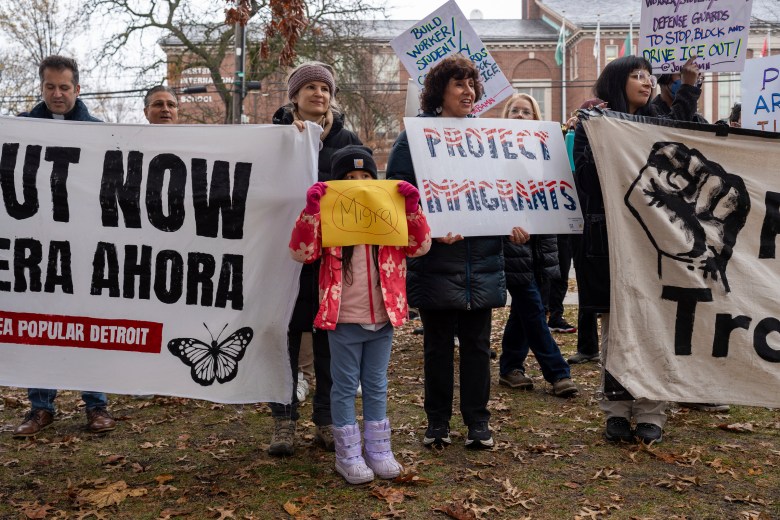 De izquierda a derecha, Audrey Bourriaud, Valerie, Debbie Rosenman y Andrea Meza sostienen carteles que piden la protección de los inmigrantes durante una protesta contra el Servicio de Inmigración y Control de Aduanas (ICE) de Estados Unidos en Clark Park, en el suroeste de Detroit, el domingo 25 de noviembre de 2025.