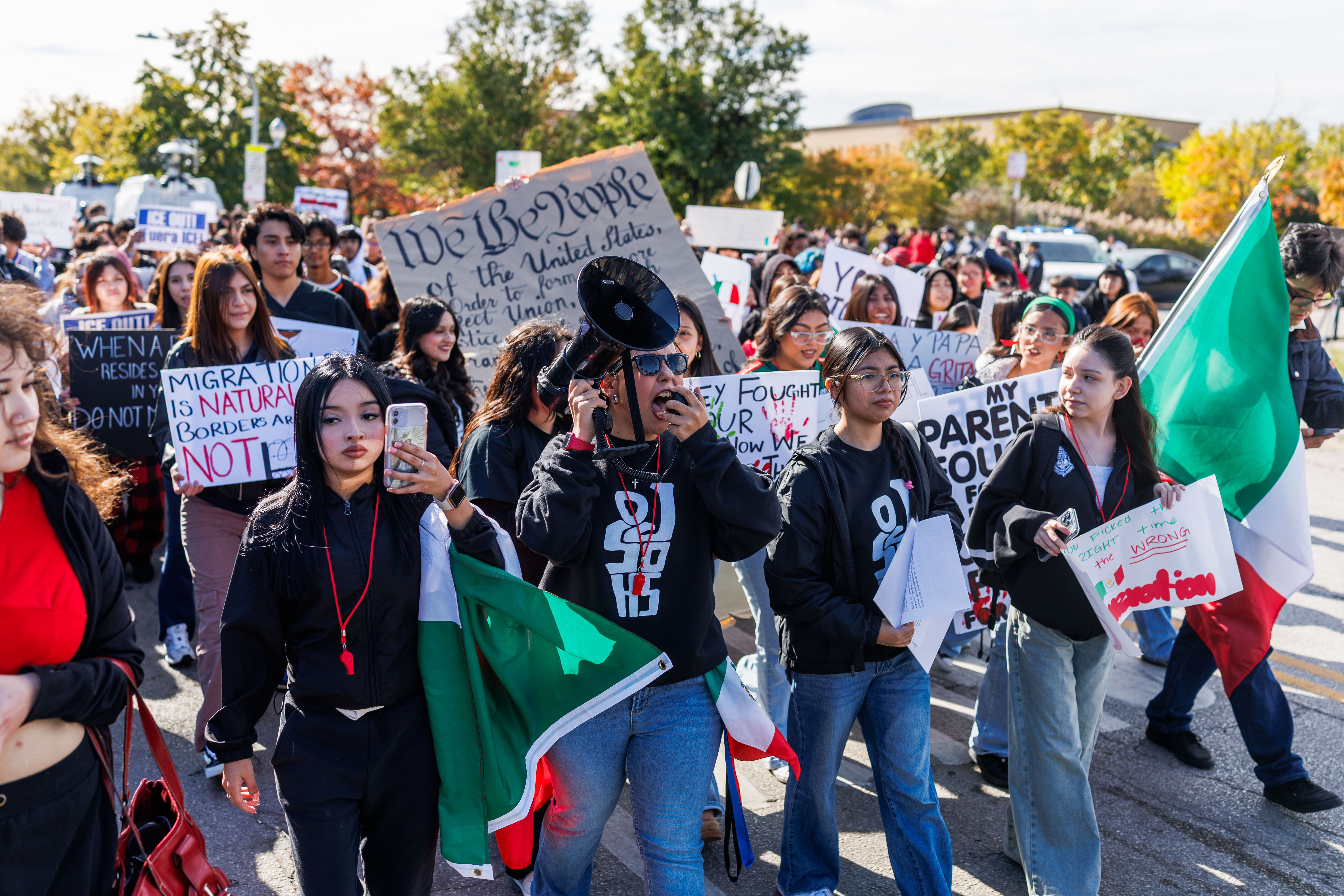 Los estudiantes salen de Little Village Lawndale High School antes de caminar por...