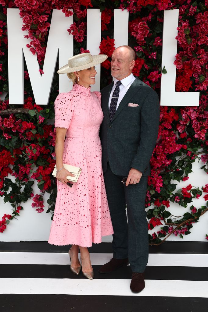 La embajadora de Magic Millions, Zara Tindall, y Mike Tindall llegan durante el Magic Millions Raceday