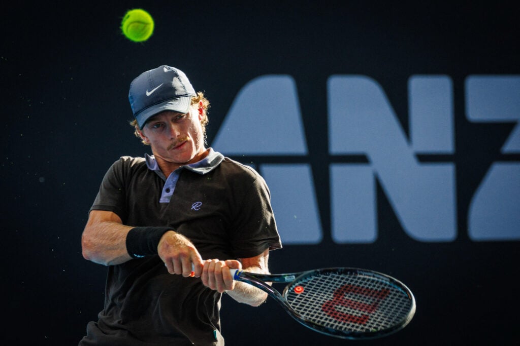 Dane Sweeny de Australia regresa con Reilly Opelka de Estados Unidos durante el partido individual masculino en el torneo de tenis internacional de Brisbane en Brisbane el 5 de enero de 2026.