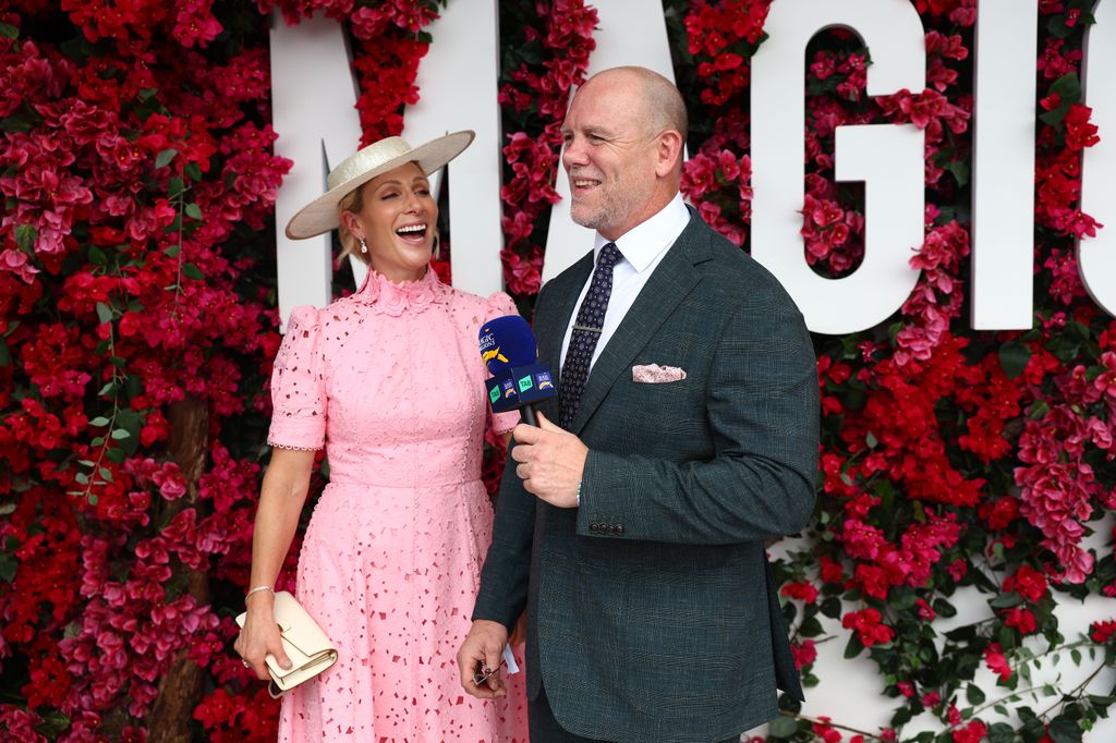 Una foto de Mike y Zara Tindall hablando por un micrófono.