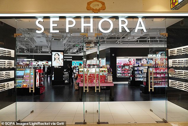 Sephora ofrece una variedad de productos de belleza de precio medio y alto, incluida su propia línea de herramientas y productos de belleza.