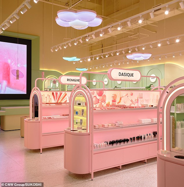 Las góndolas decorativas del centro de las tiendas Sukoshi están fabricadas por unidades especializadas en el cuidado del cabello y el cuerpo.