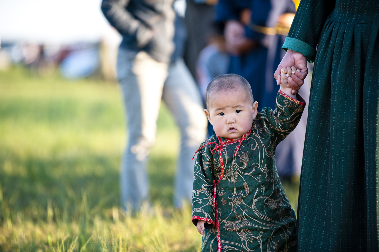 Un bebé con un vestido mongol (Getty Images Bank)
