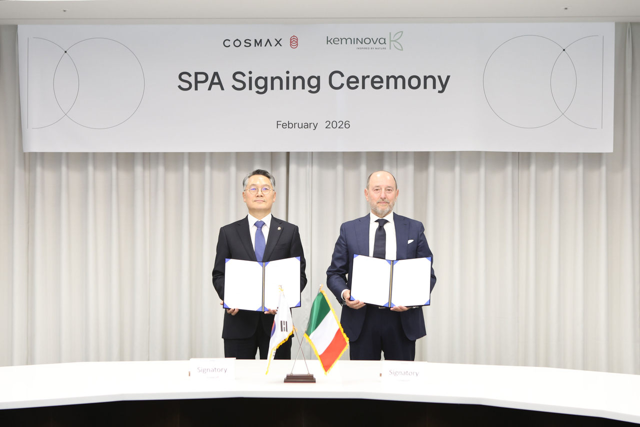 Choi Kyung (izquierda), vicepresidente de Cosmax, posa con Mauro Franzoni, director ejecutivo de Keminova, en las oficinas de Cosmax en Pangyo, provincia de Gyeonggi. (Cosmax)