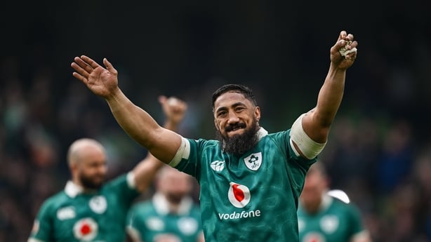 14 de marzo de 2026; Bundee Aki de Irlanda después de que su equipo ganara el Campeonato Guinness de Rugby de 6 Naciones entre Irlanda y Escocia en el Estadio Aviva de Dublín. Foto de Seb Daly/Sportsfile