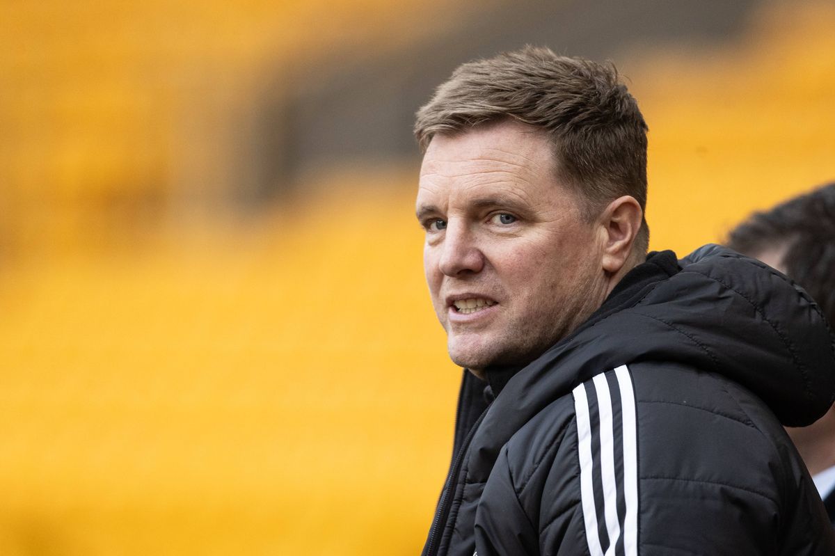 WOLVERHAMPTON, INGLATERRA - 18 DE ENERO: El entrenador del Newcastle United, Eddie Howe, observa antes del partido de la Premier League entre Wolverhampton Wanderers y Newcastle United en Molineux el 18 de enero de 2026 en Wolverhampton, Inglaterra. (Foto de Andrew Kearns - CameraSport a través de Getty Images)