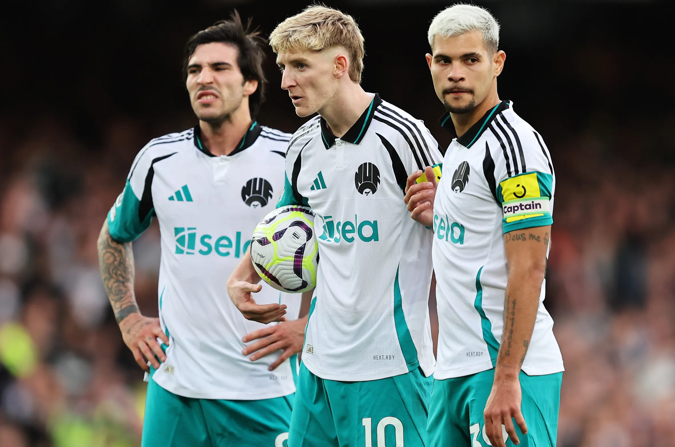 Los jugadores del Newcastle United Sandro Tonali, Anthony Gordon y Bruno Guimaraes en el campo.