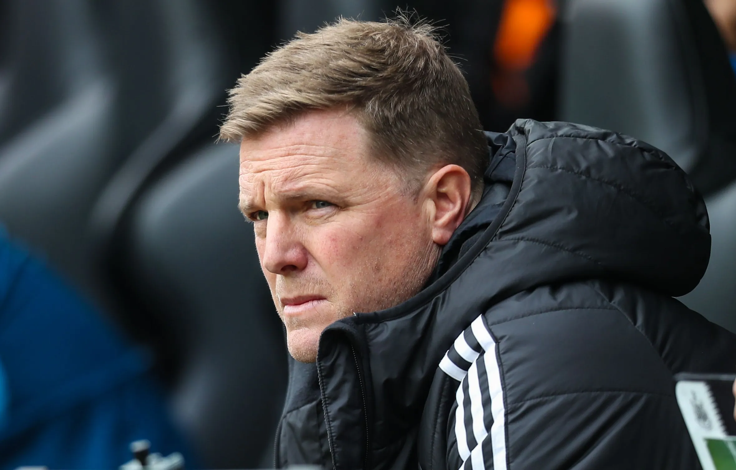 El entrenador del Newcastle United, Eddie Howe, está al margen.