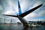 La primera construcción de la nueva Terminal D (izquierda) se muestra cerca de la Terminal B, donde...