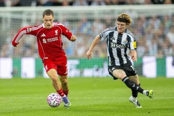 NEWCASTLE-UPON-TYNE, INGLATERRA - Lunes 25 de agosto de 2025: Florian Wirtz de Liverpool es abordado por Anthony Gordon de Newcastle United durante el partido de Premiership de la FA entre el Newcastle United FC y el Liverpool FC en St James' Park. (Foto de David Rawcliffe/Propaganda)
