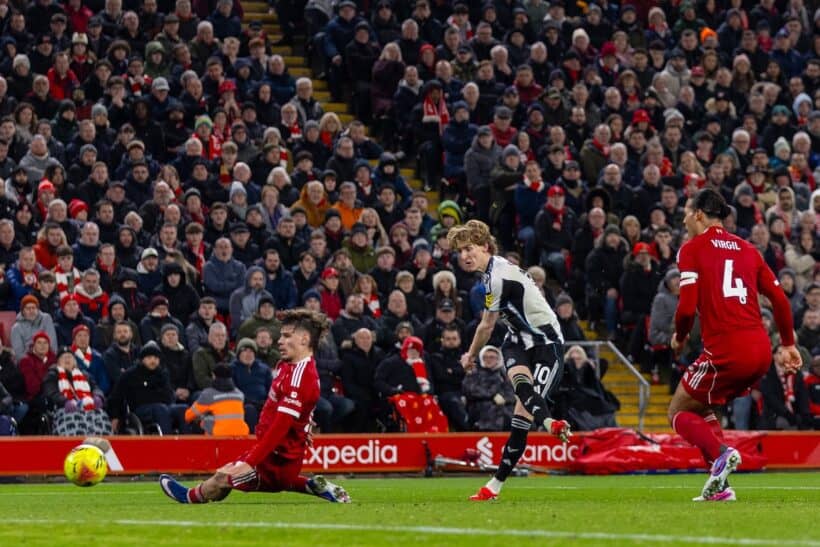 LIVERPOOL, INGLATERRA - Sábado, 31 de enero de 2026: Anthony Gordon del Newcastle United anota el primer gol durante el partido de Premiership de la FA entre el Liverpool FC y el Newcastle United FC en Anfield. (Foto de David Rawcliffe/Propaganda)