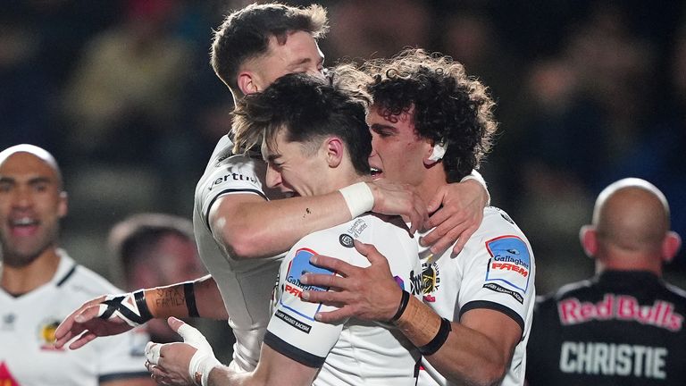 Campbell Ridl (centro) de Exeter Chiefs celebra con sus compañeros de equipo después de marcar un gol 