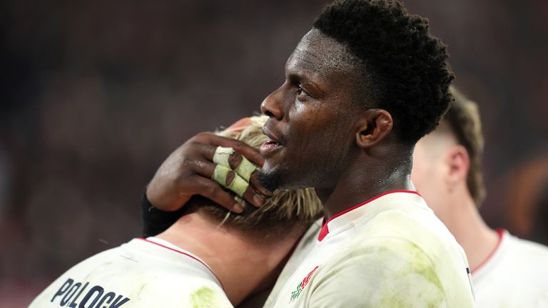 El capitán de Inglaterra, Maro Itoje, consuela a Henry Pollock tras perder ante Francia