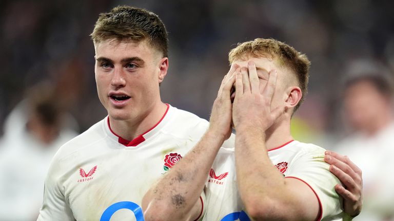 Tommy Freeman y Fin Smith, de Inglaterra, parecen molestos después del choque Guinness Six Nations en el Stade de France en París.
