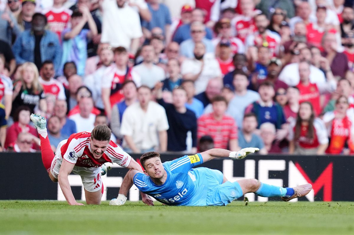 La estrella del Arsenal, Viktor Gyokeres, recibió una falta de Nick Pope.