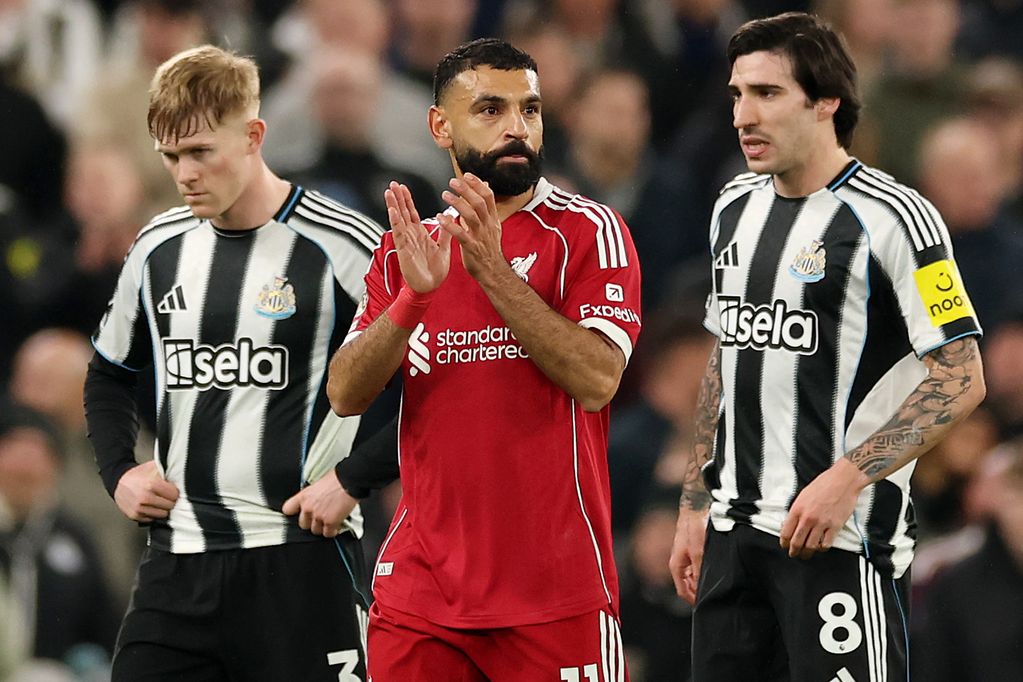 Mohamed Salah del Liverpool saluda a los aficionados mientras es sustituido durante el partido de la Premier League entre Liverpool y Newcastle United en Anfield el 31 de enero de 2026 en Liverpool, Inglaterra.