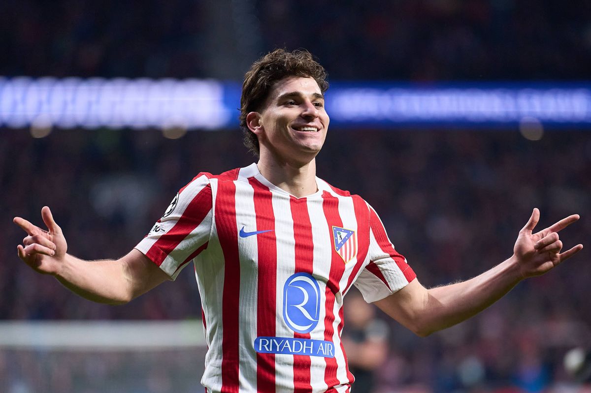 Julián Álvarez, del Atlético de Madrid, celebra marcar el quinto gol de su equipo durante el partido de primera ronda de octavos de final de la Liga de Campeones de la UEFA 2025/26 entre el Atlético de Madrid y el Tottenham Hotspur.
