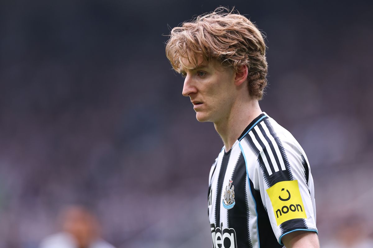 Anthony Gordon podría dejar el Newcastle United este verano si no se clasifica para la Liga de Campeones, según los informes, lo que podría ser una buena noticia para el Everton.
