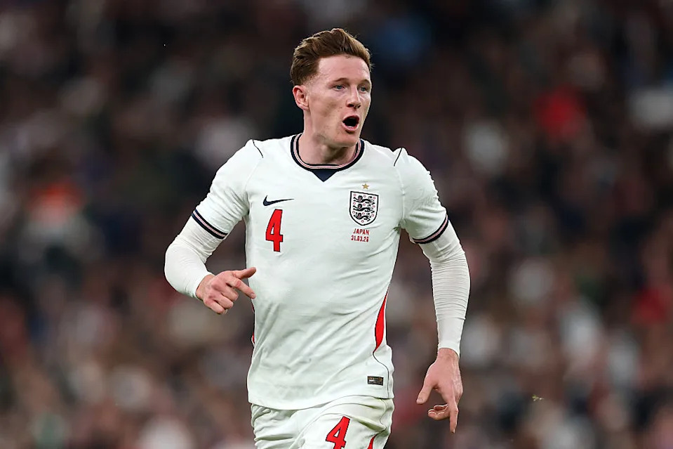 Elliot Anderson de Inglaterra observa durante el partido amistoso internacional entre Inglaterra y Japón en el estadio de Wembley el 31 de marzo de 2026 en Londres, Inglaterra.