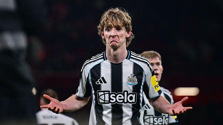 Anthony Gordon celebra su gol contra el Liverpool