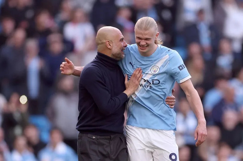 El entrenador del Manchester City, Pep Guardiola, y Erling Haaland celebran la victoria