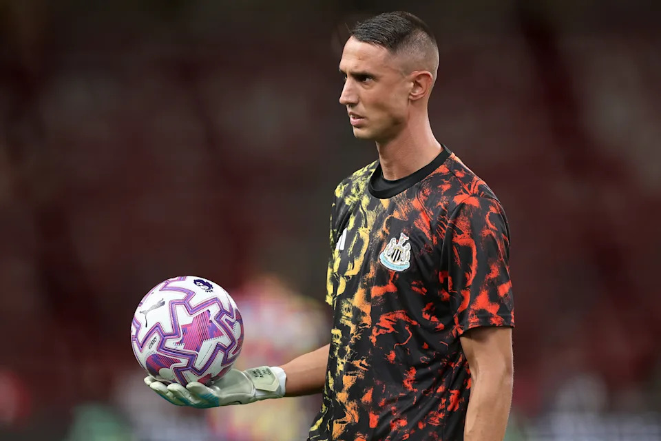 Odysseas Vlachodimos del Newcastle United se calienta antes del partido amistoso de pretemporada entre el Arsenal FC y el Newcastle United en el Estadio Nacional el 27 de julio de 2025 en Singapur. 