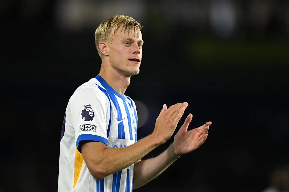 Jan Paul van Hecke celebra su defensa del Brighton