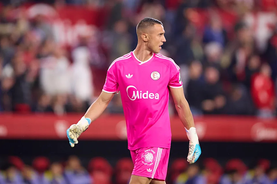     Odisseas Vlachodimos del Sevilla FC mira durante el partido de LaLiga EA Sports entre el Sevilla FC y el Atlético de Madrid en el Estadio Ramón Sánchez Pizjuan el 11 de abril de 2026 en Sevilla, España.