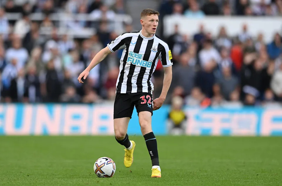 El jugador de Newcastle Elliot Anderson durante el partido de la Premier League entre Newcastle United y Brentford FC en St. James Park el 8 de octubre de 2022 en Newcastle upon Tyne, Inglaterra.