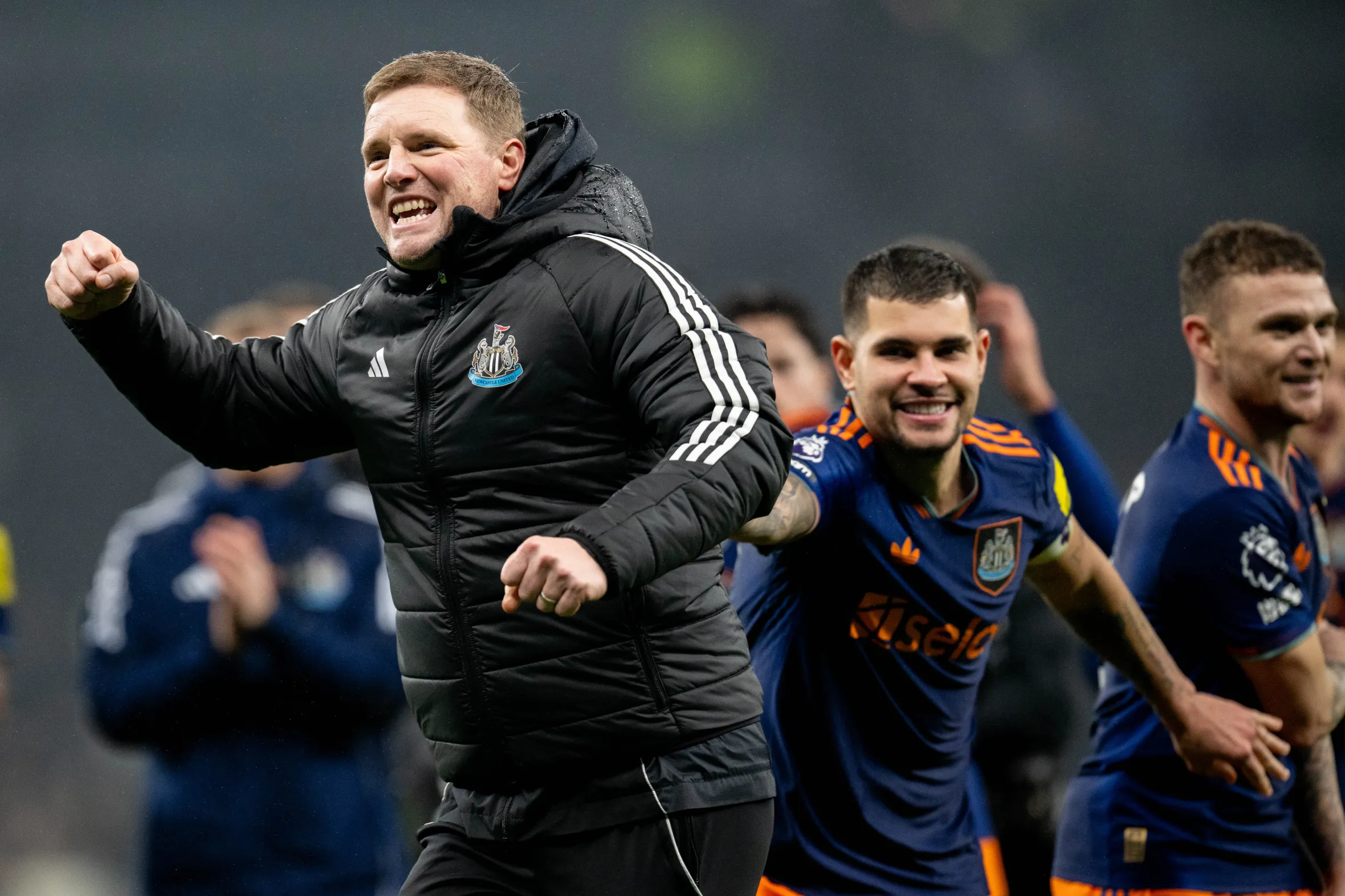 Eddie Howe, entrenador del Newcastle United, celebra la Premier League.