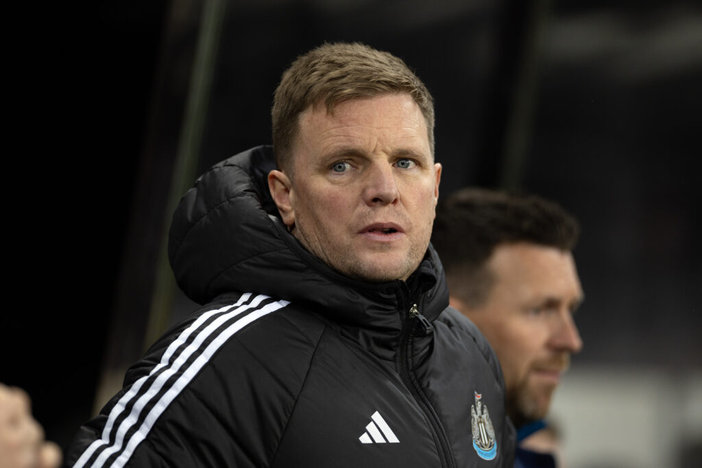 Eddie Howe, director del Newcastle United, mira desde el margen.