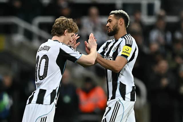El centrocampista inglés del Newcastle United #10 Anthony Gordon (izq.) reemplaza al centrocampista brasileño del Newcastle United #07 Joelinton (dcha.) durante el partido de vuelta de la Liga de Campeones de la UEFA entre Newcastle United y Qarabag en St James' Park en Newcastle-upon-Tyne, al noreste de Inglaterra, el 24 de febrero (ELLPhoto) Obtenga AFP a través de Paul 24, 2026 AFP.