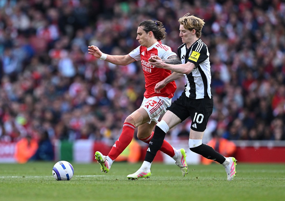 LONDRES, INGLATERRA: Riccardo Calafiori del Arsenal es desafiado por Anthony Gordon del Newcastle United durante el partido de la Premier League entre el Arsenal FC y el Newcastle United FC en el Emirates Stadium el 18 de mayo de 2025. (Por Mike Hewitt/Getty Images)