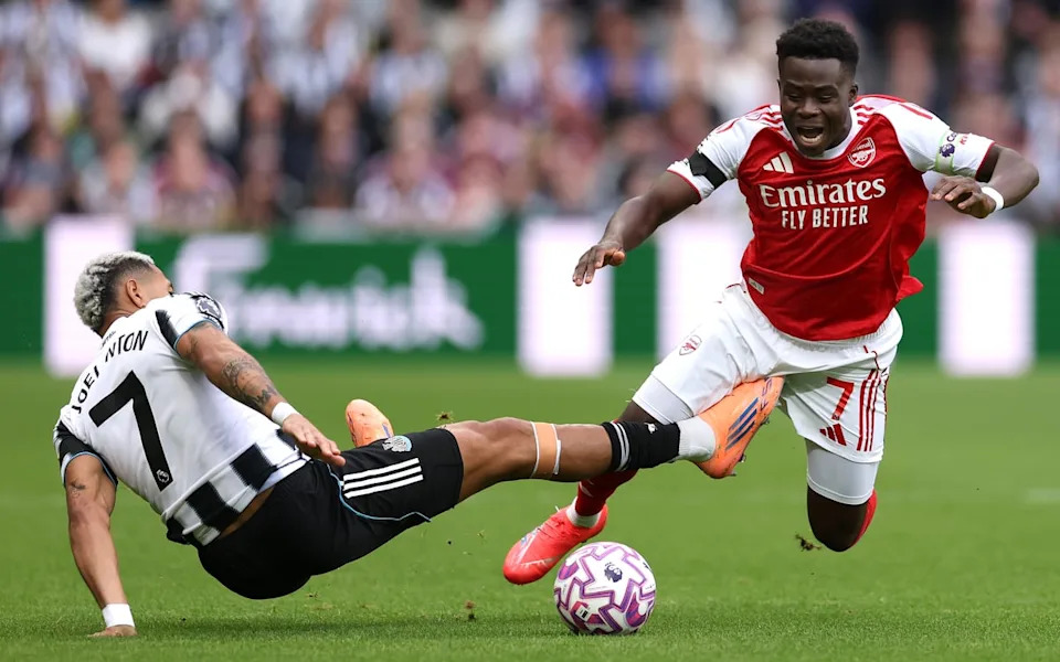 Newcastle le da al Arsenal una pelea física (Getty Images)