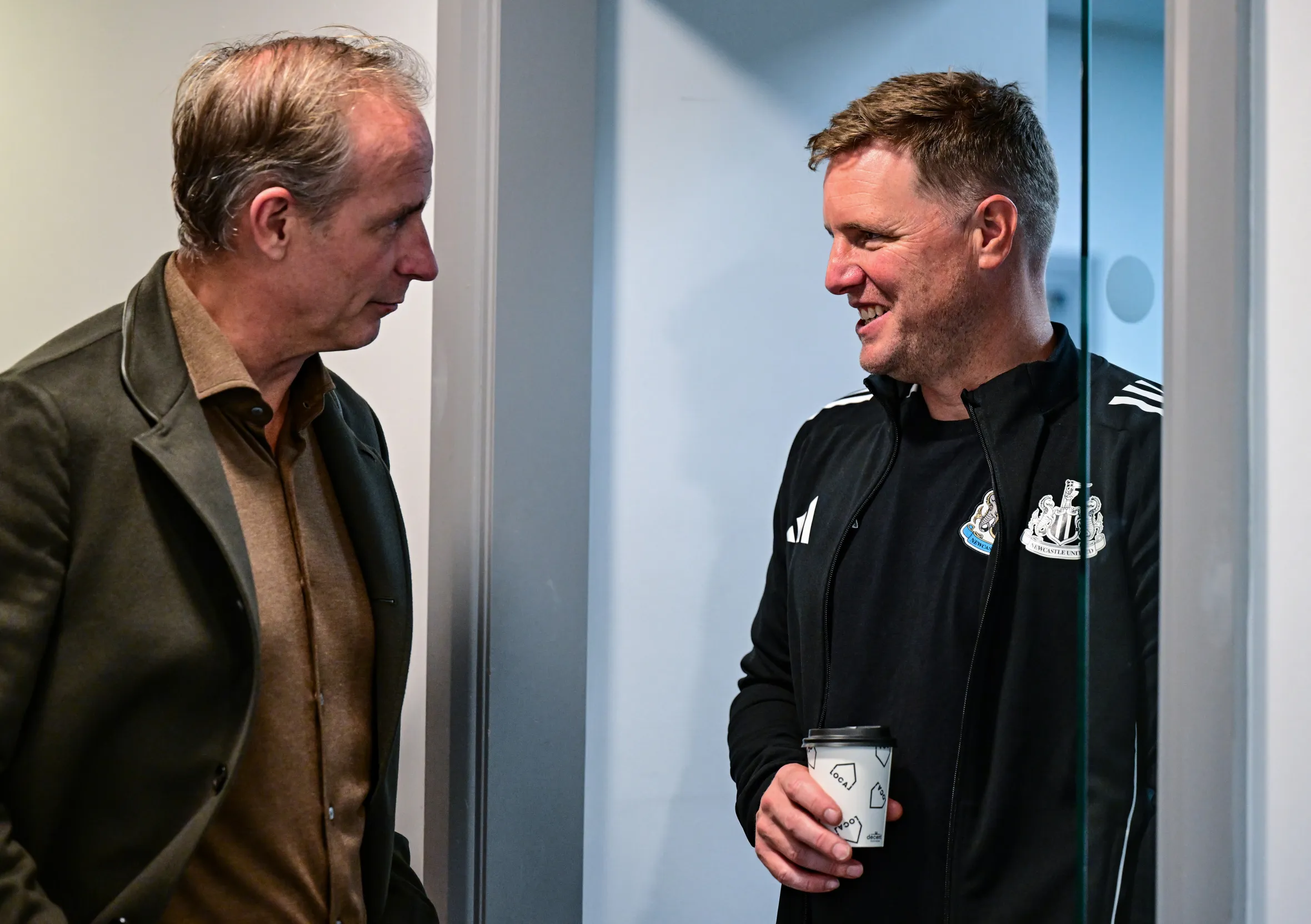 El director ejecutivo del Newcastle United, David Hopkinson, se reunió con el entrenador en jefe Eddie Howe en el campo de entrenamiento del primer equipo.