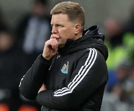 Eddie Howe, director del Newcastle United, se lleva la mano a la cara.