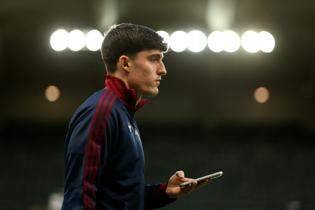 NEWCASTLE UPON TYNE, INGLATERRA - 10 DE MARZO: Tino Livramento del Newcastle United llega al campo antes del partido de ida de octavos de final de la Liga de Campeones de la UEFA 2025/26 entre el Newcastle United FC y el FC Barcelona en St James' Park el 10 de marzo de 2026 en Newcastle upon Tyne, Inglaterra. (Foto de Stu Forster/Getty Images)