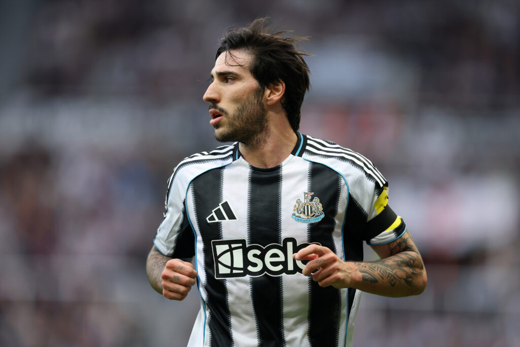 NEWCASTLE UPON TYNE, INGLATERRA - 28 DE SEPTIEMBRE: Sandro Tonali de Newcastle United mira durante el partido de la Premier League entre Newcastle United y Arsenal en St James' Park el 28 de septiembre de 2025 en Newcastle upon Tyne, Inglaterra. (Foto de George Wood/Getty Images)