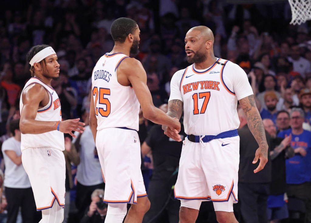 El delantero de los New York Knicks, PJ Tucker #17, le da la mano al delantero de los New York Knicks, Mikal Bridges #25, mientras se concentra en el juego en el último cuarto, cuando los Knicks derrotaron a los Celtics para avanzar a las Finales de la Conferencia Este. 